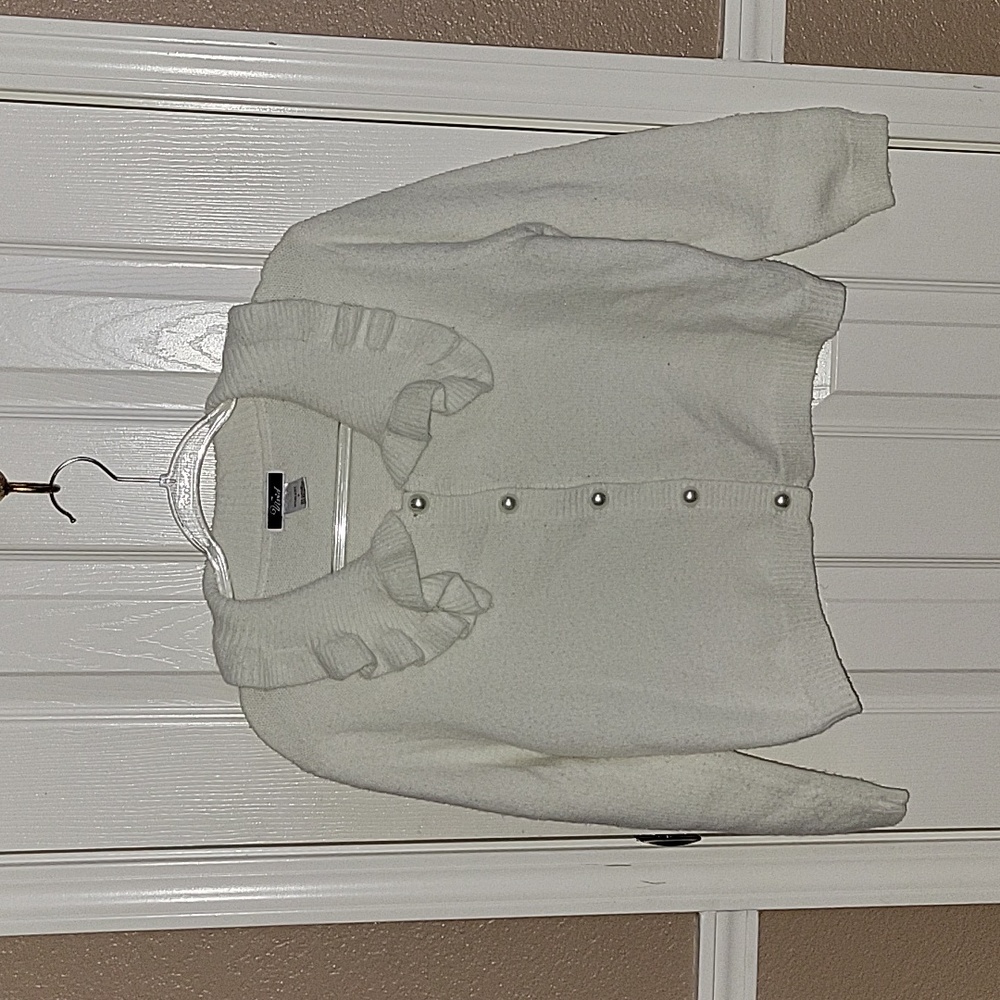 VIVID,SZ M SWEATER LIKE NEW CONDITION, WHITE, WITH PEARL BUTTONS SO CUTE.
